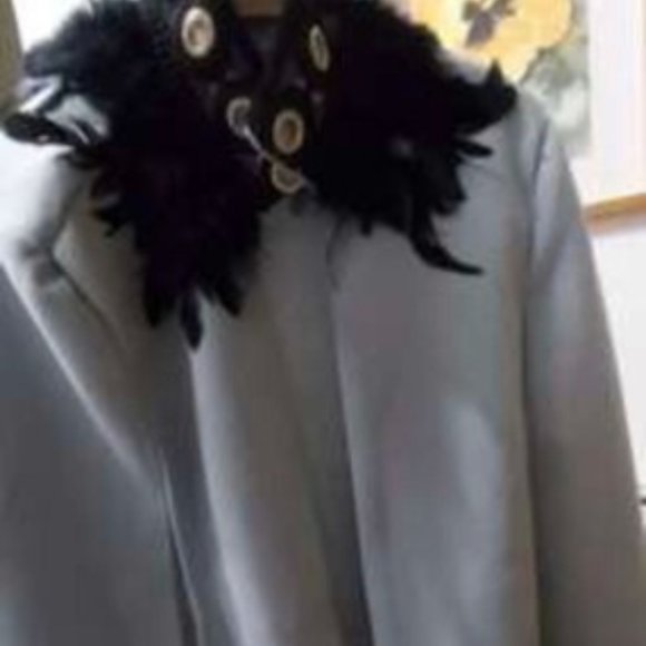 CLASSIC Feather Cape - Picture 10 of 11